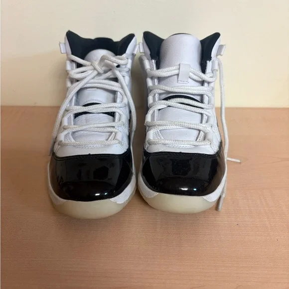 Kids Black and white Jordan's - Picture 2 of 7